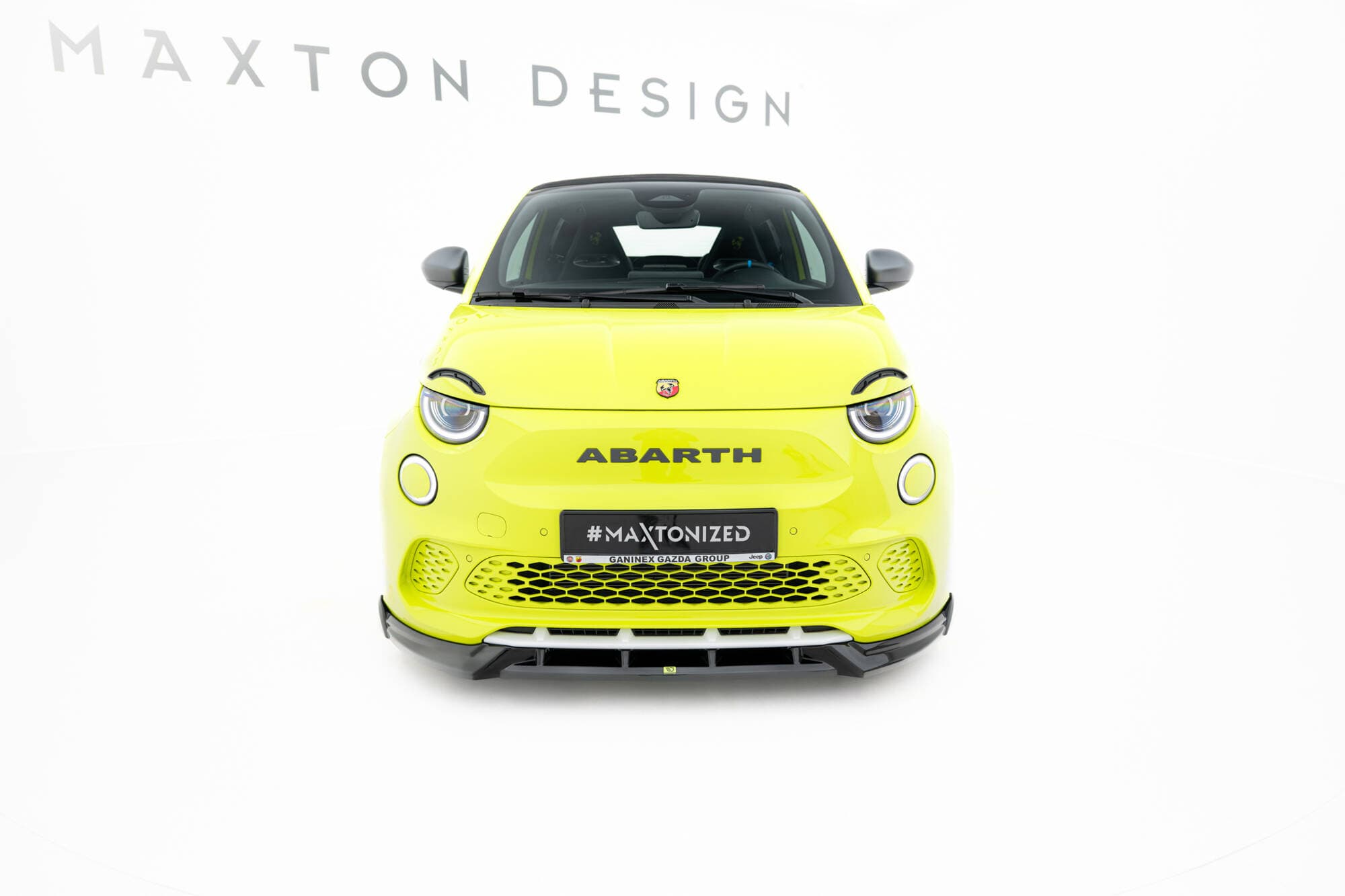 Set splitters op Abarth 500e, bodykit gemonteerd door Wrapmaster DH Den Haag
