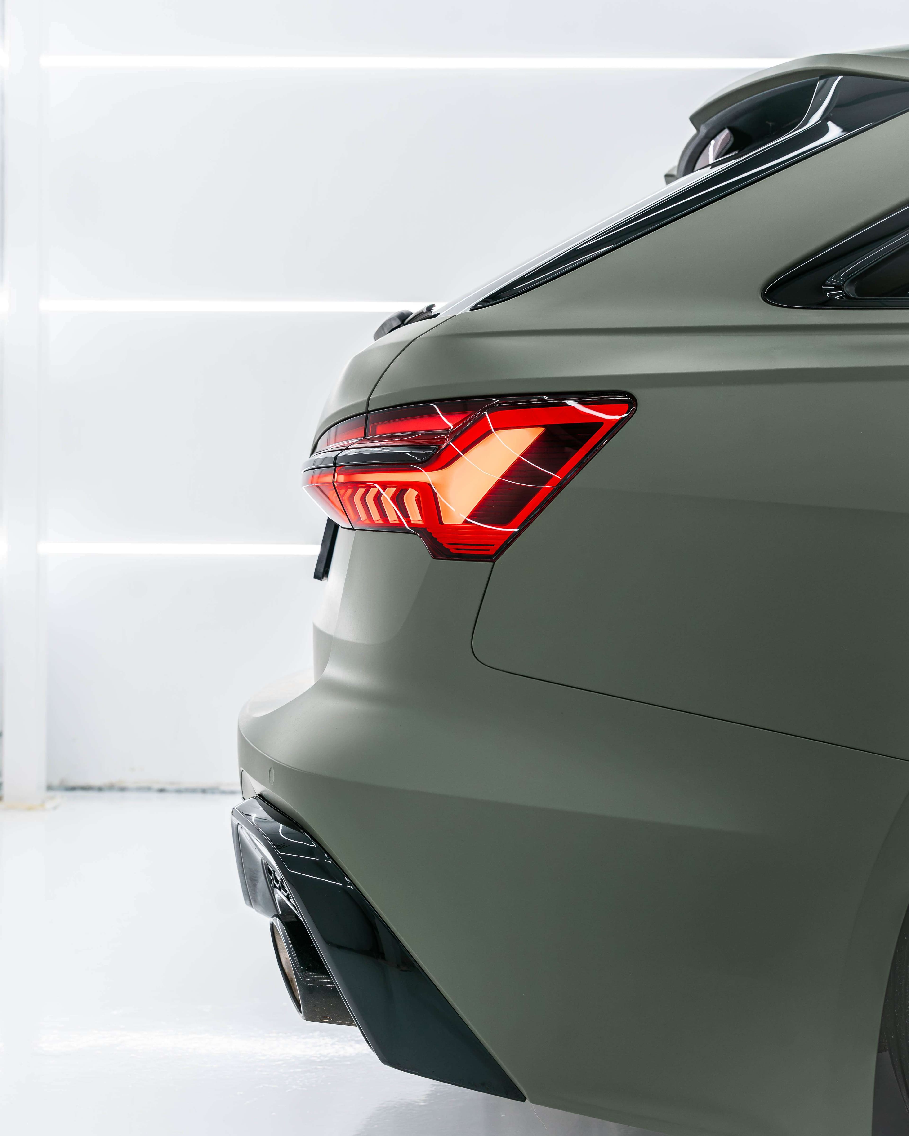Zijkant van een gewrapte Audi RS6 waarbij de folie om de deurranden is gevouwen