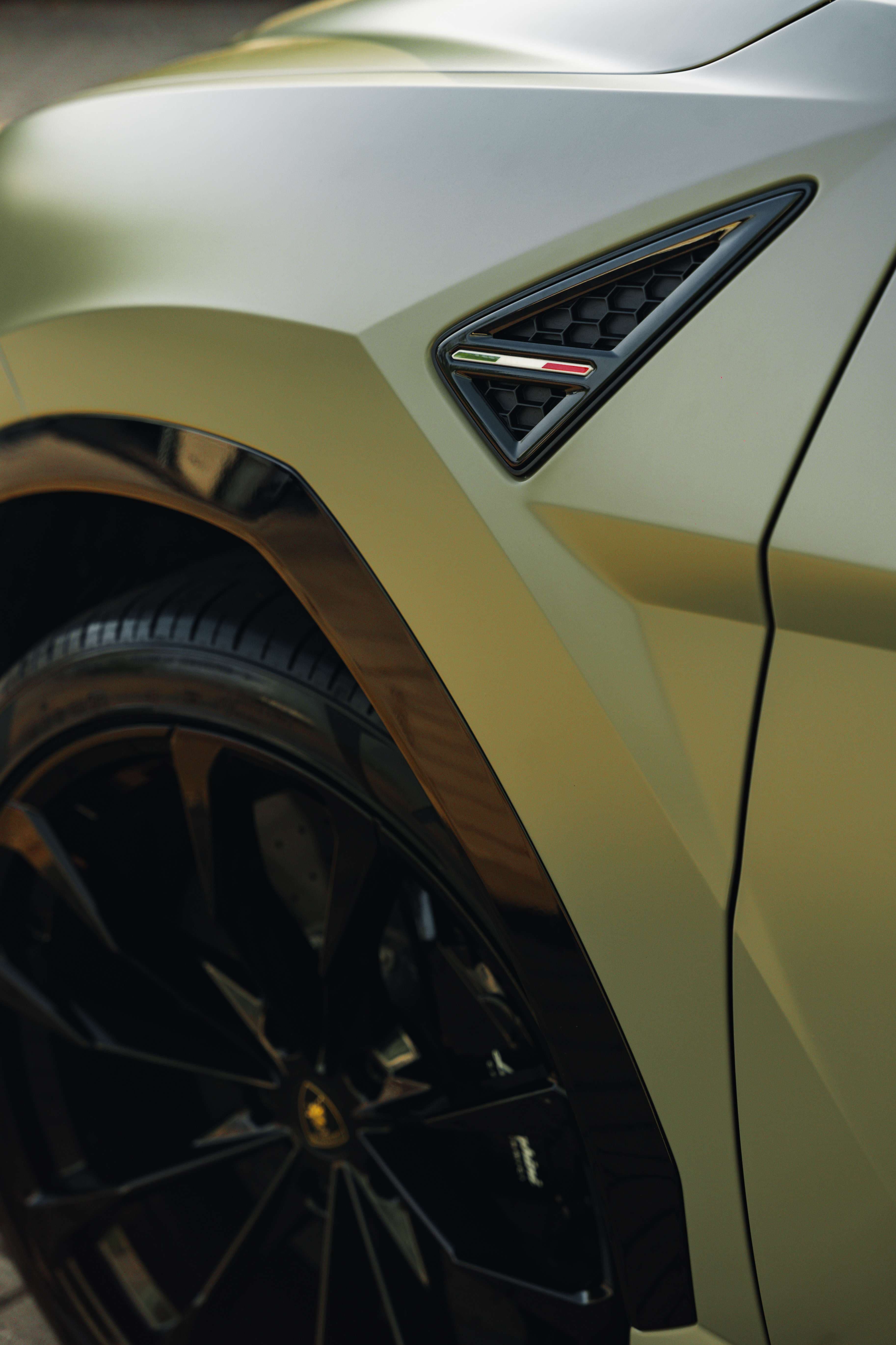 Lamborghini Urus gewrapt in khaki groen door Wrapmaster DH