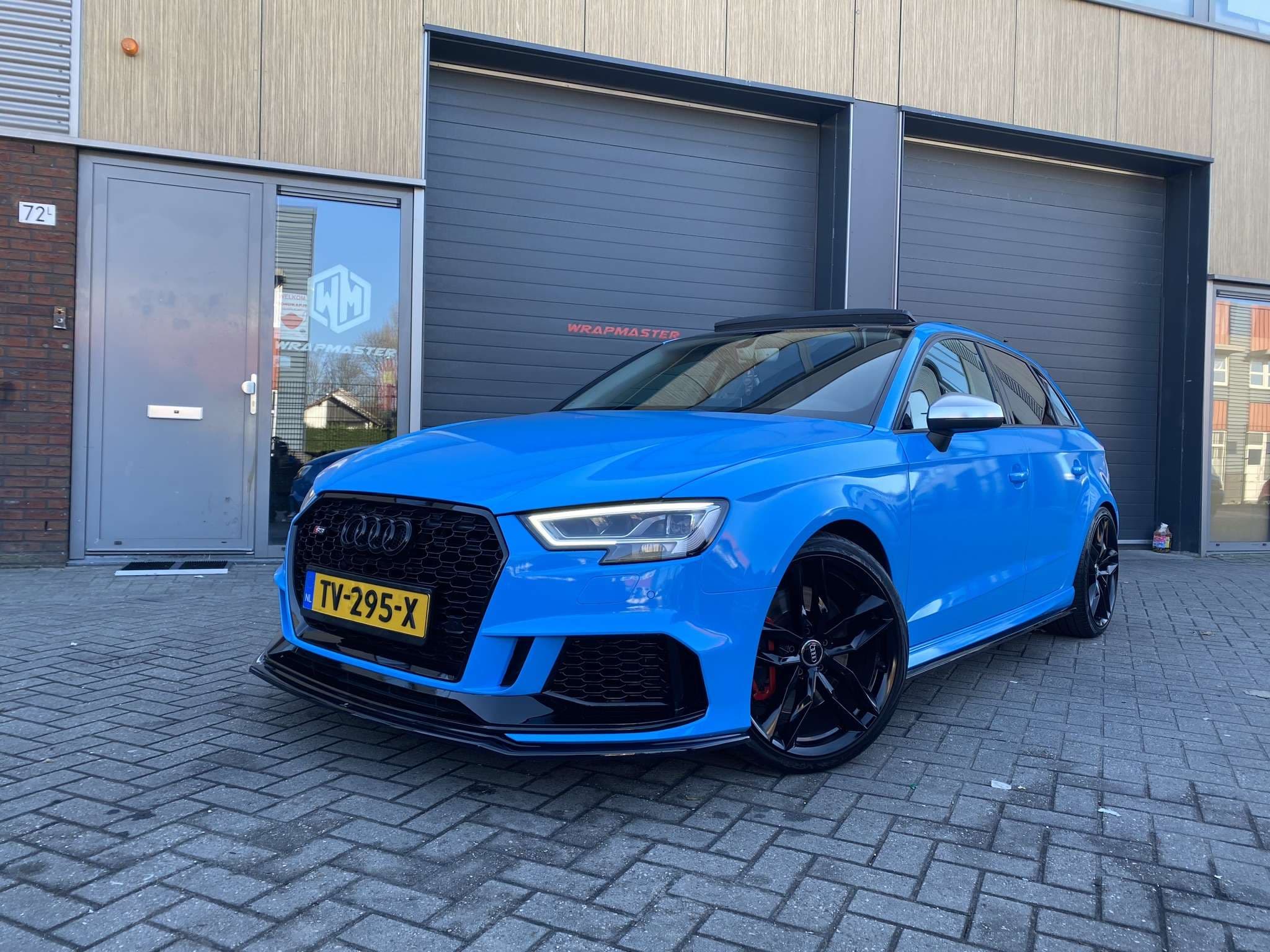 Audi S3 gewrapt in een helder blauw van Hexis, een volledige kleurwissel door Wrapmaster DH